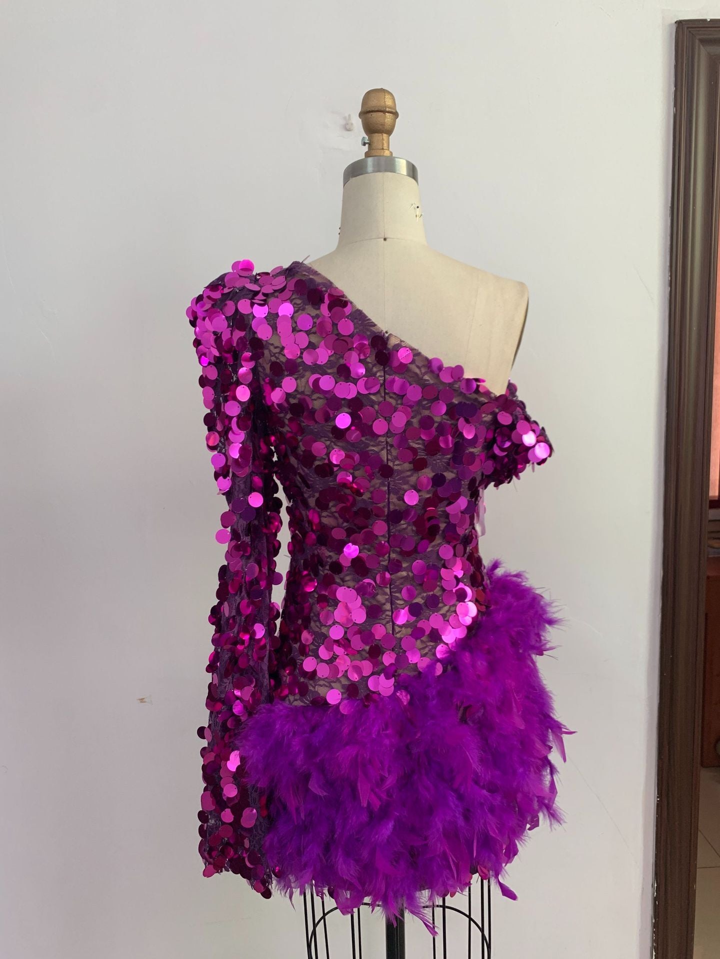 New Purple Sequined Feather Skirt One-shoulder Sleeve Short Dress Luxury Party Stage Performance Dress