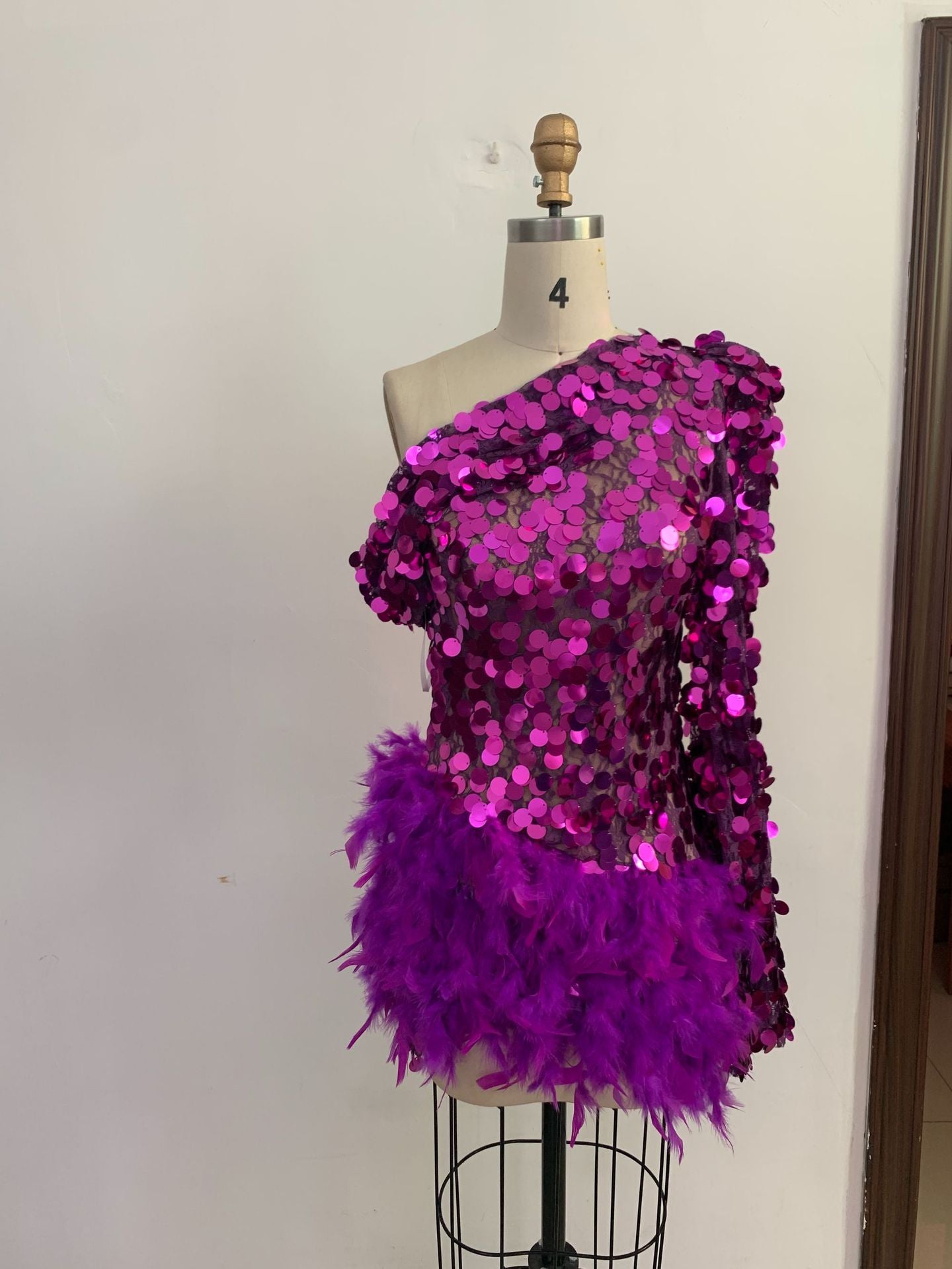 New Purple Sequined Feather Skirt One-shoulder Sleeve Short Dress Luxury Party Stage Performance Dress