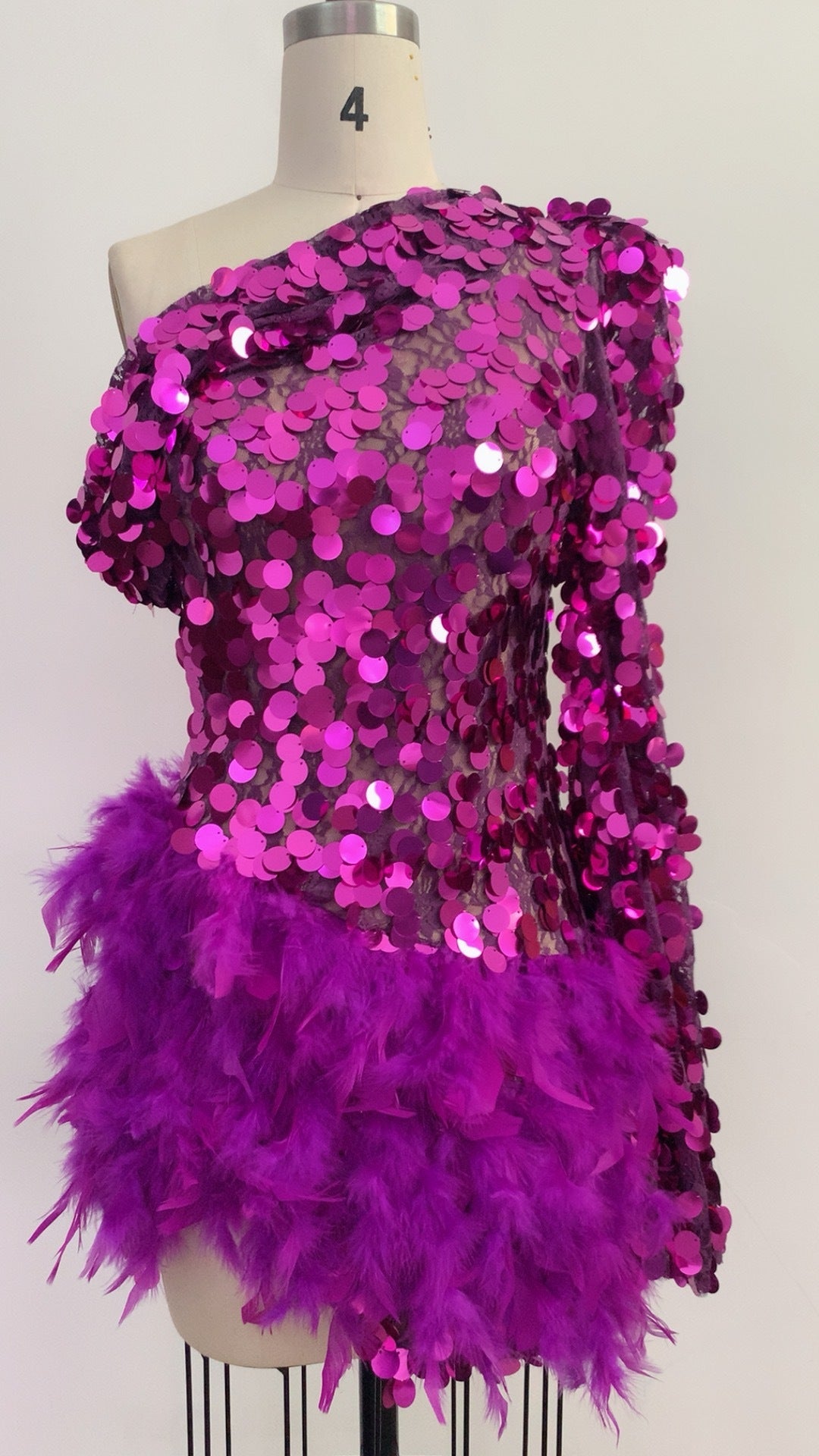 New Purple Sequined Feather Skirt One-shoulder Sleeve Short Dress Luxury Party Stage Performance Dress