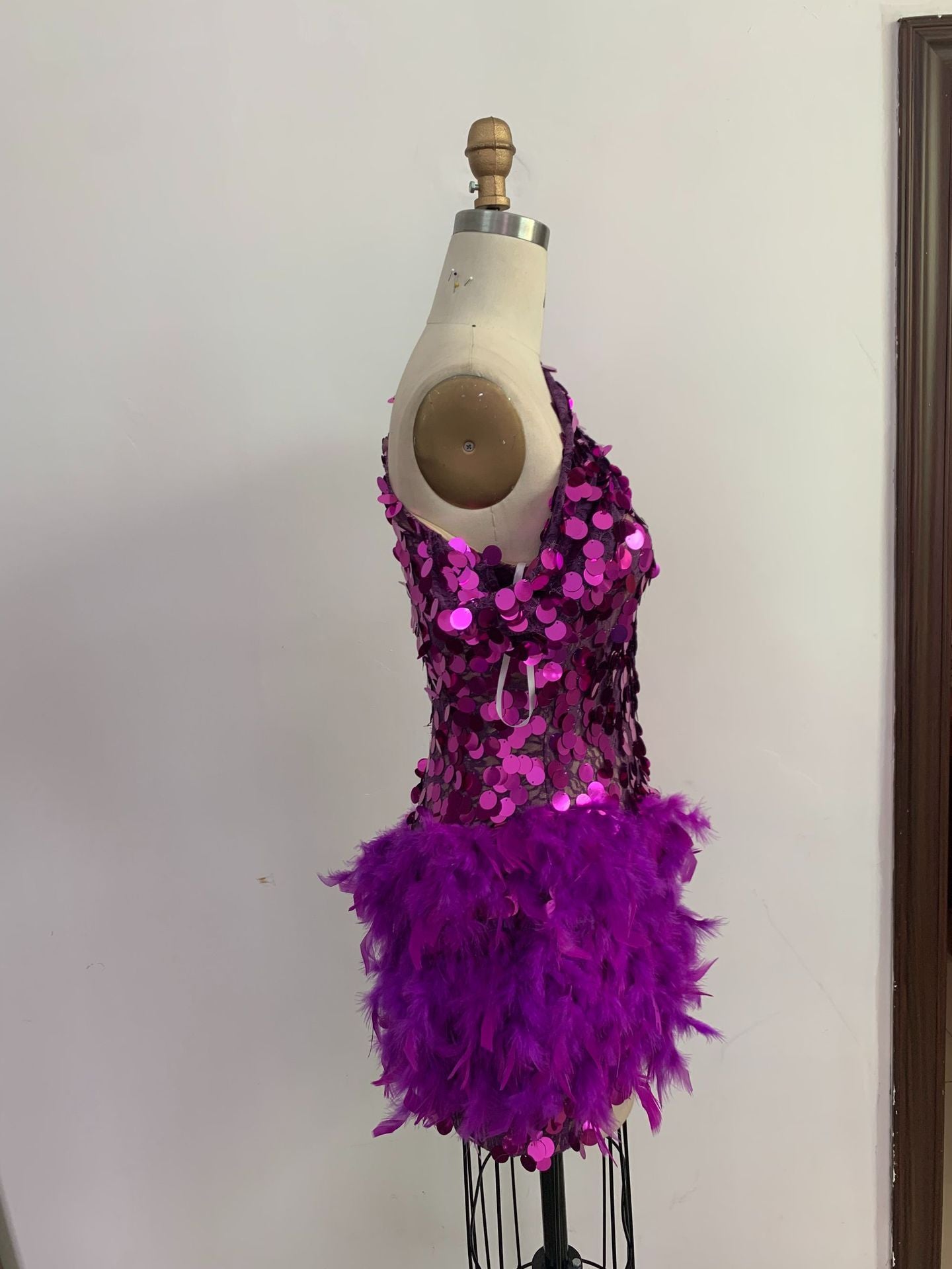New Purple Sequined Feather Skirt One-shoulder Sleeve Short Dress Luxury Party Stage Performance Dress