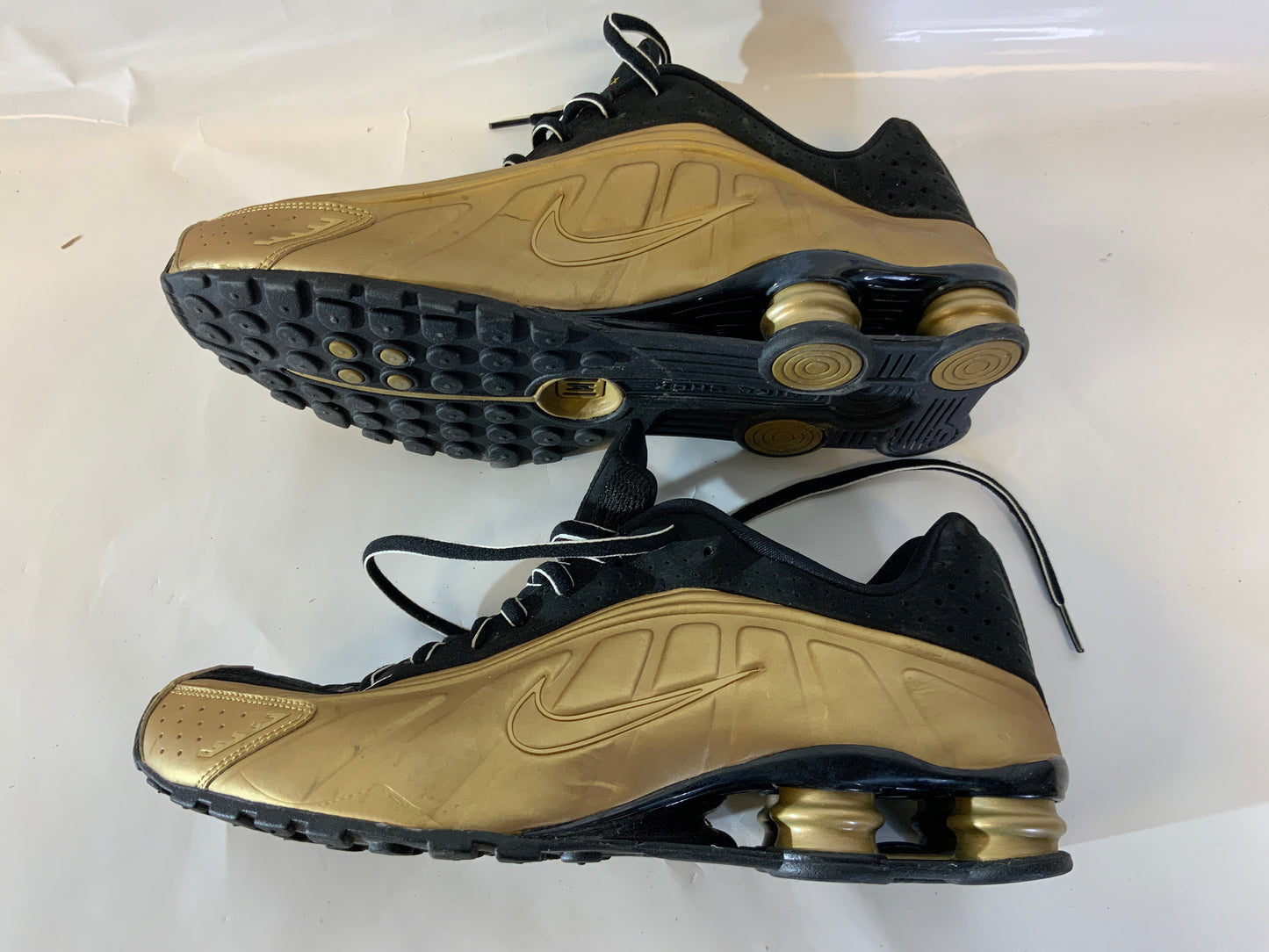 USED Nike Shox Men’s 13 R4 Black Metallic Gold Shoe Sneakers