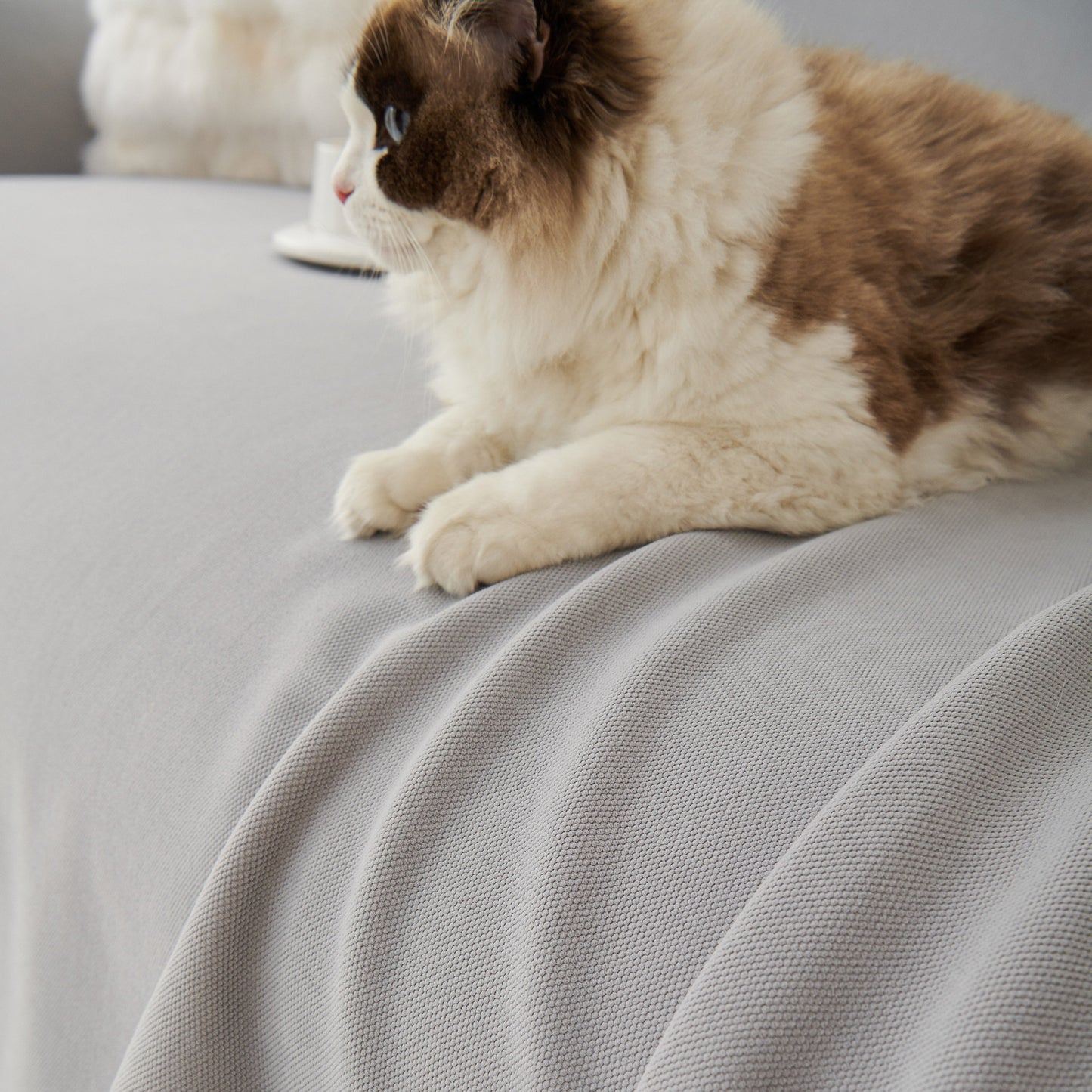 NEW Waterproof Scratch Proof Sofa Protector Throw Blanket, Couch Cover for Pets & Kids