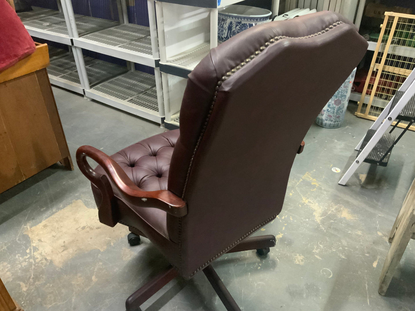 USED Executive Tufted Leather Adjustable Height Office Chair