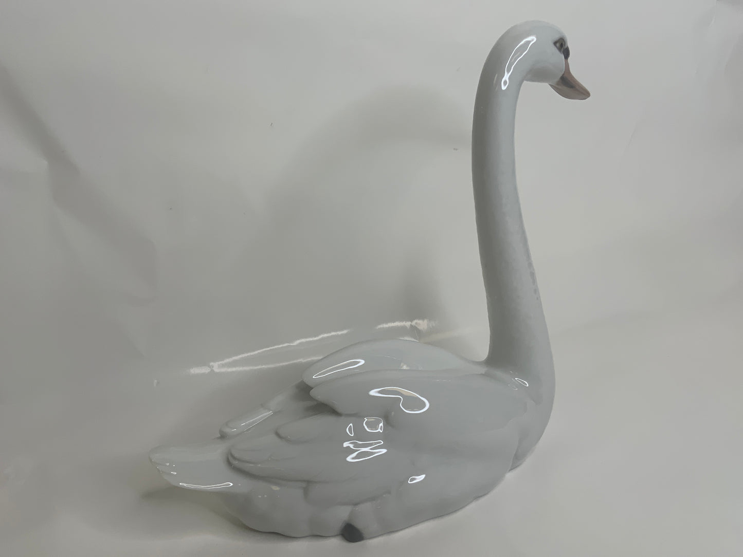 Used Lladro #5230 Graceful Swan Glazed Finish Porcelain Figurine 8.5”