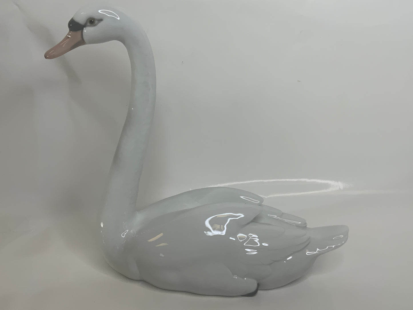 Used Lladro #5230 Graceful Swan Glazed Finish Porcelain Figurine 8.5”