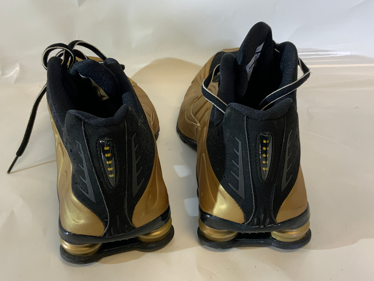 USED Nike Shox Men’s 13 R4 Black Metallic Gold Shoe Sneakers