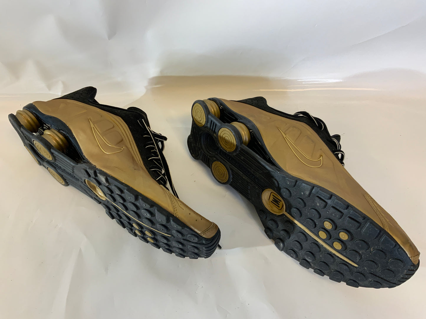 USED Nike Shox Men’s 13 R4 Black Metallic Gold Shoe Sneakers