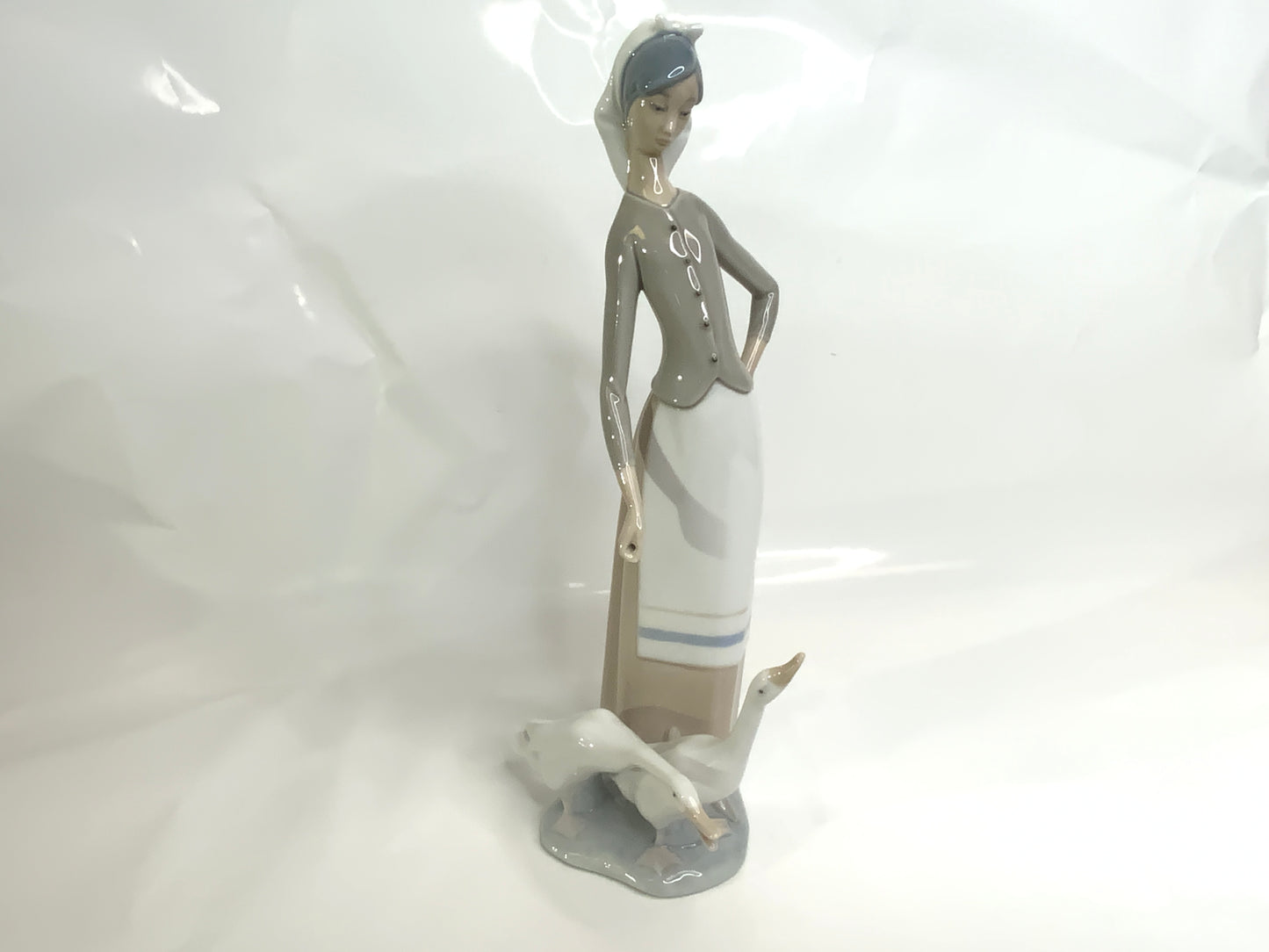 Used Girl with Geese" Lladro Porcelain Figurine, Retired 1035