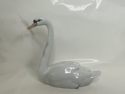 Used Lladro #5230 Graceful Swan Glazed Finish Porcelain Figurine 8.5”