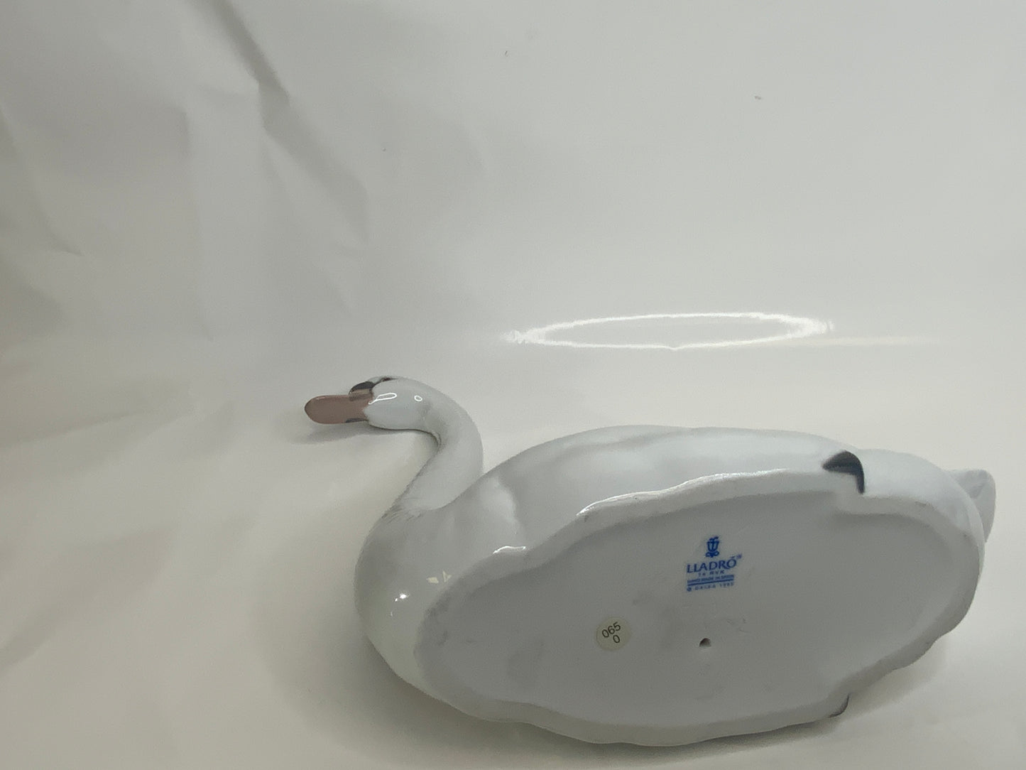 Used Lladro #5230 Graceful Swan Glazed Finish Porcelain Figurine 8.5”