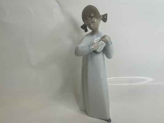 Used Lladro 4871 is the "Girl with Guitar" figurine from the Childhood Collection in a MATTE finish.