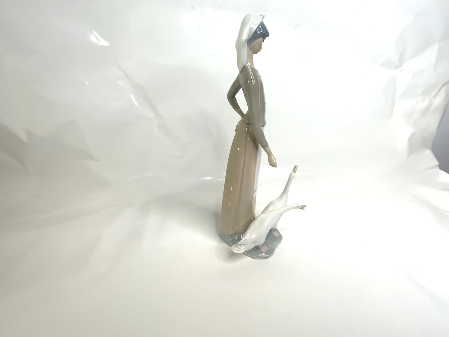 Used Girl with Geese" Lladro Porcelain Figurine, Retired 1035