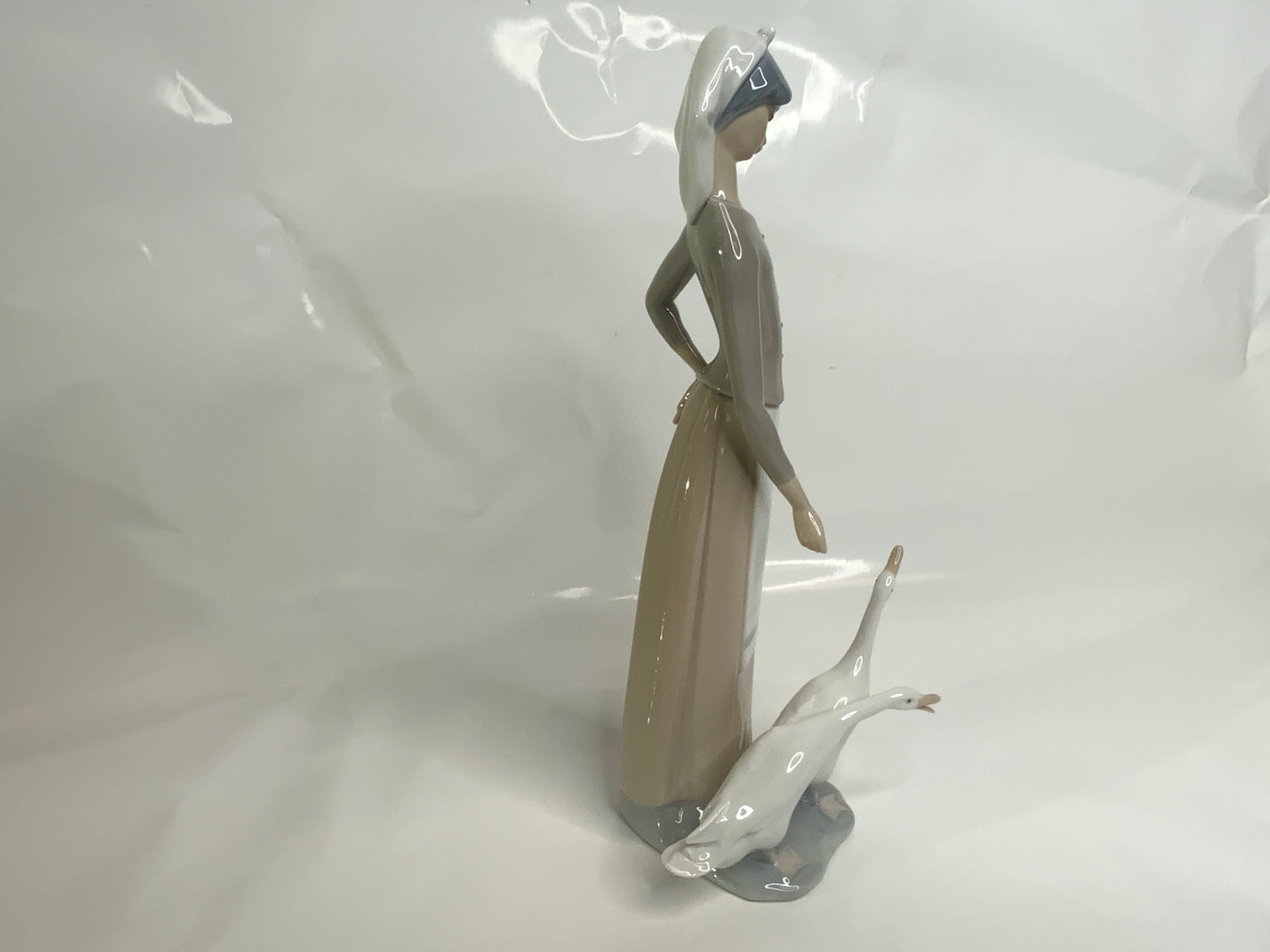 Used Girl with Geese" Lladro Porcelain Figurine, Retired 1035