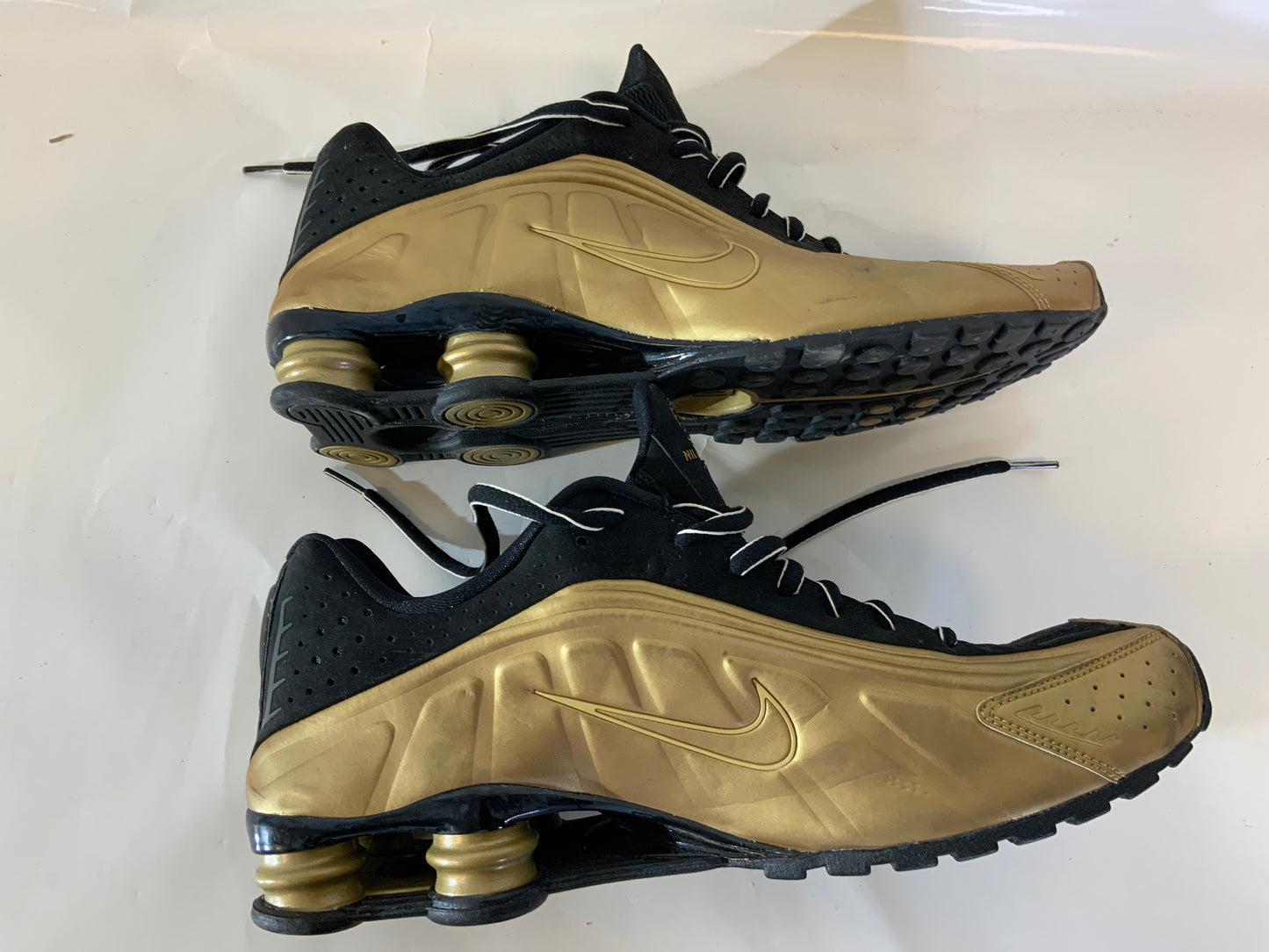 USED Nike Shox Men’s 13 R4 Black Metallic Gold Shoe Sneakers