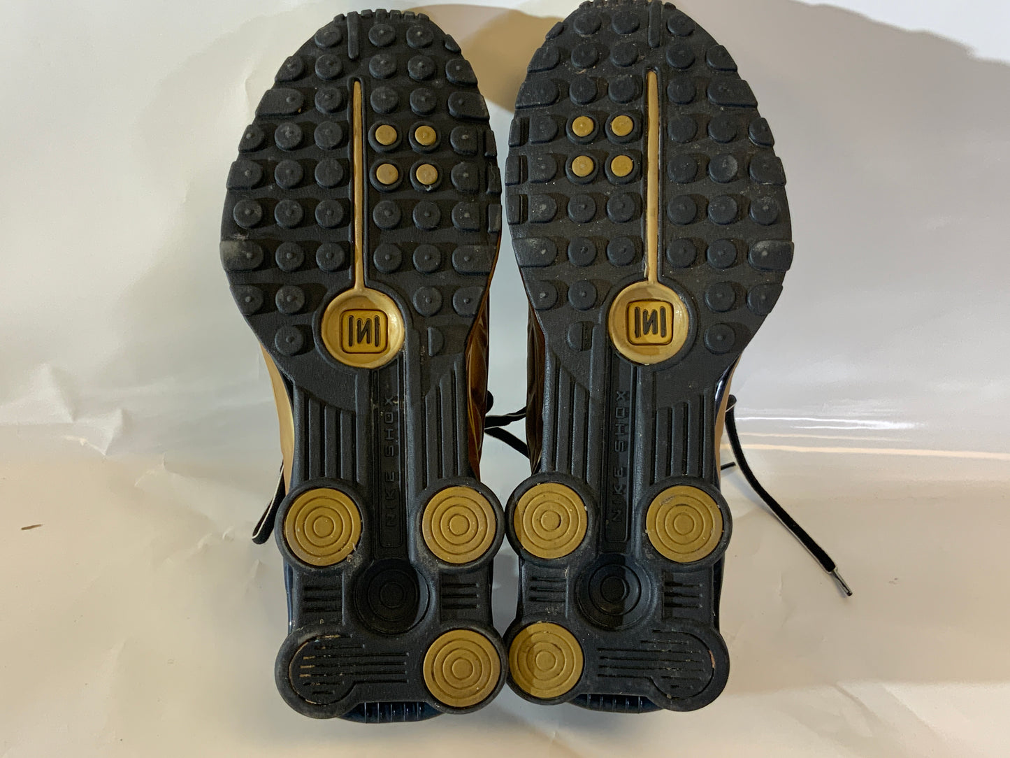 USED Nike Shox Men’s 13 R4 Black Metallic Gold Shoe Sneakers