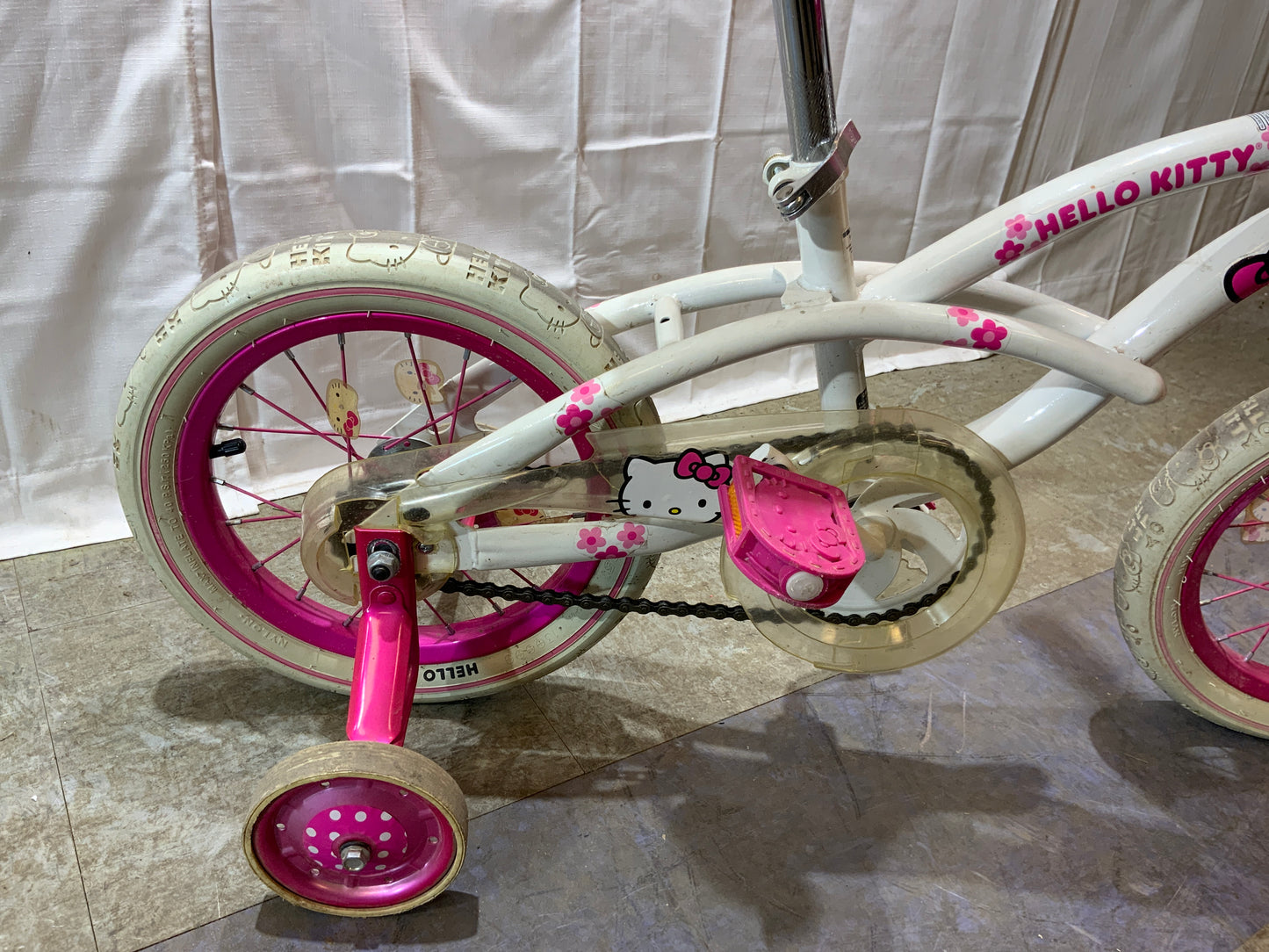 USED 16” Girl’s Hello Kitty BMX Training Wheels Bike